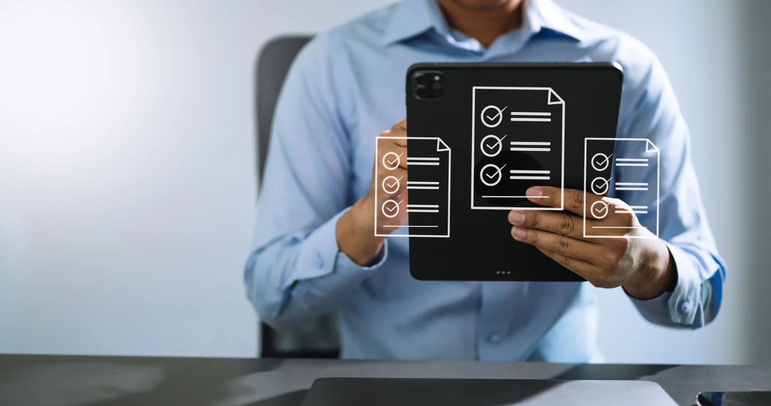 Consulta de processos por CPF em Indaiatuba: homem com tablet e representações gráficas de listas de verificação