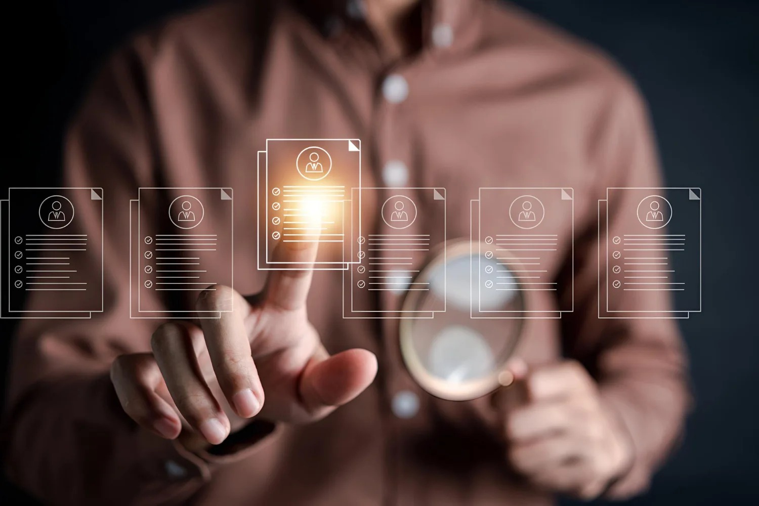 Consulta de processos por CPF em Indaiatuba: pessoa com lupa e representações gráficas de documentos